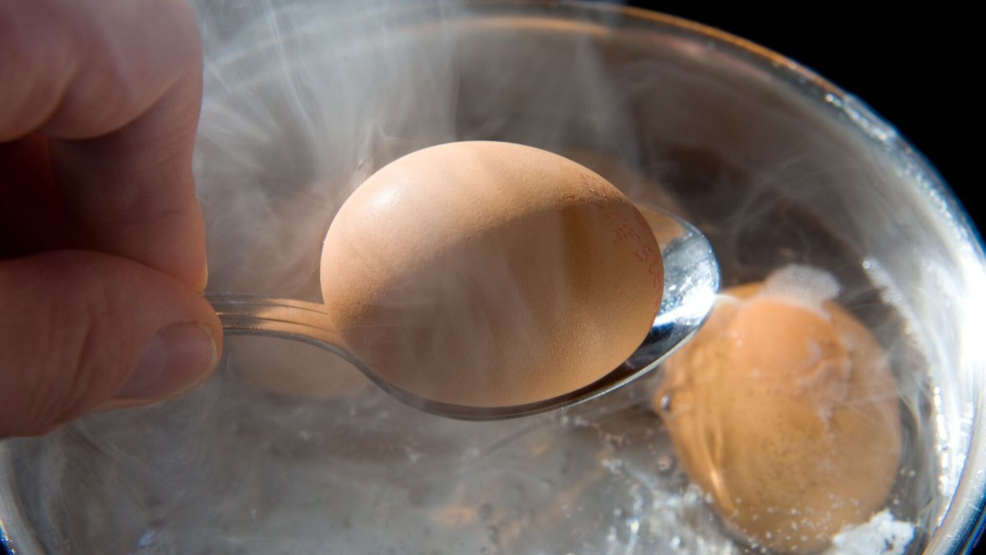 Яйцо поместить в воду. Ложка для яиц. Для варки яиц. Яйца в кипящей воде.