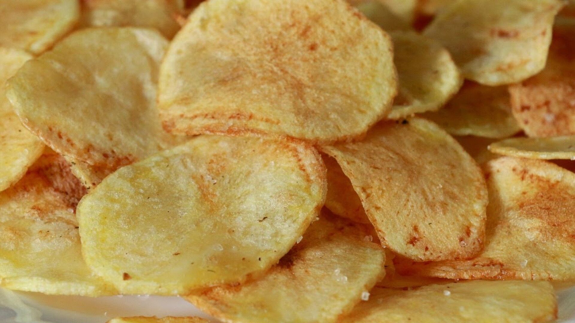 Картофельные чипсы в каком году придумали. Чипсы. Домашние чипсы. Картофельные чипсы. Чипсы из картофеля.