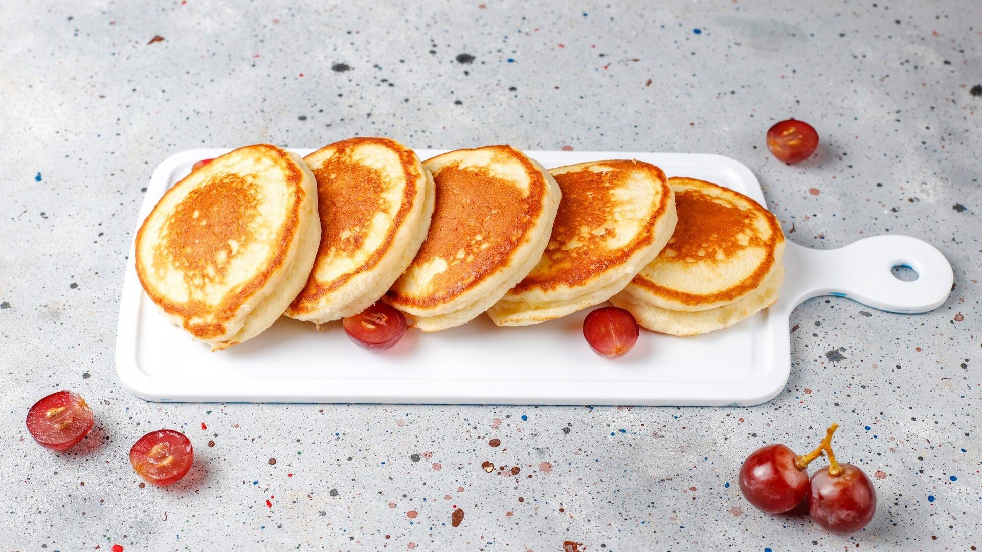 Each slice. Сырники на белом фоне. Сырники с изюмом. Сырники на 1 кг творога с манкой. Сырники с цедрой лимона.