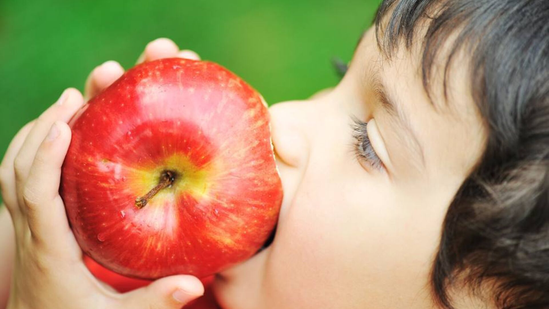 He eats apples. Children eating Apple. Apple to eat. Apple eat child. Картинки для презентации детские eat Apples.