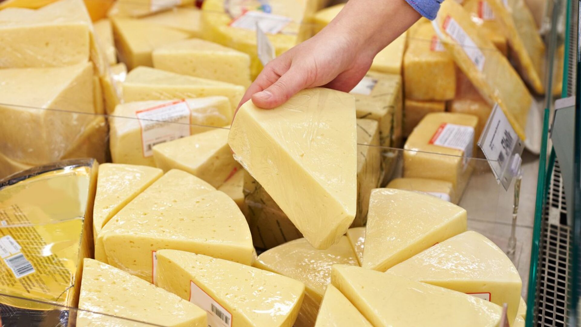 Кидают сыр. Сыр. Сыр на прилавке. Сыр фирмы. Сыр в магазине.