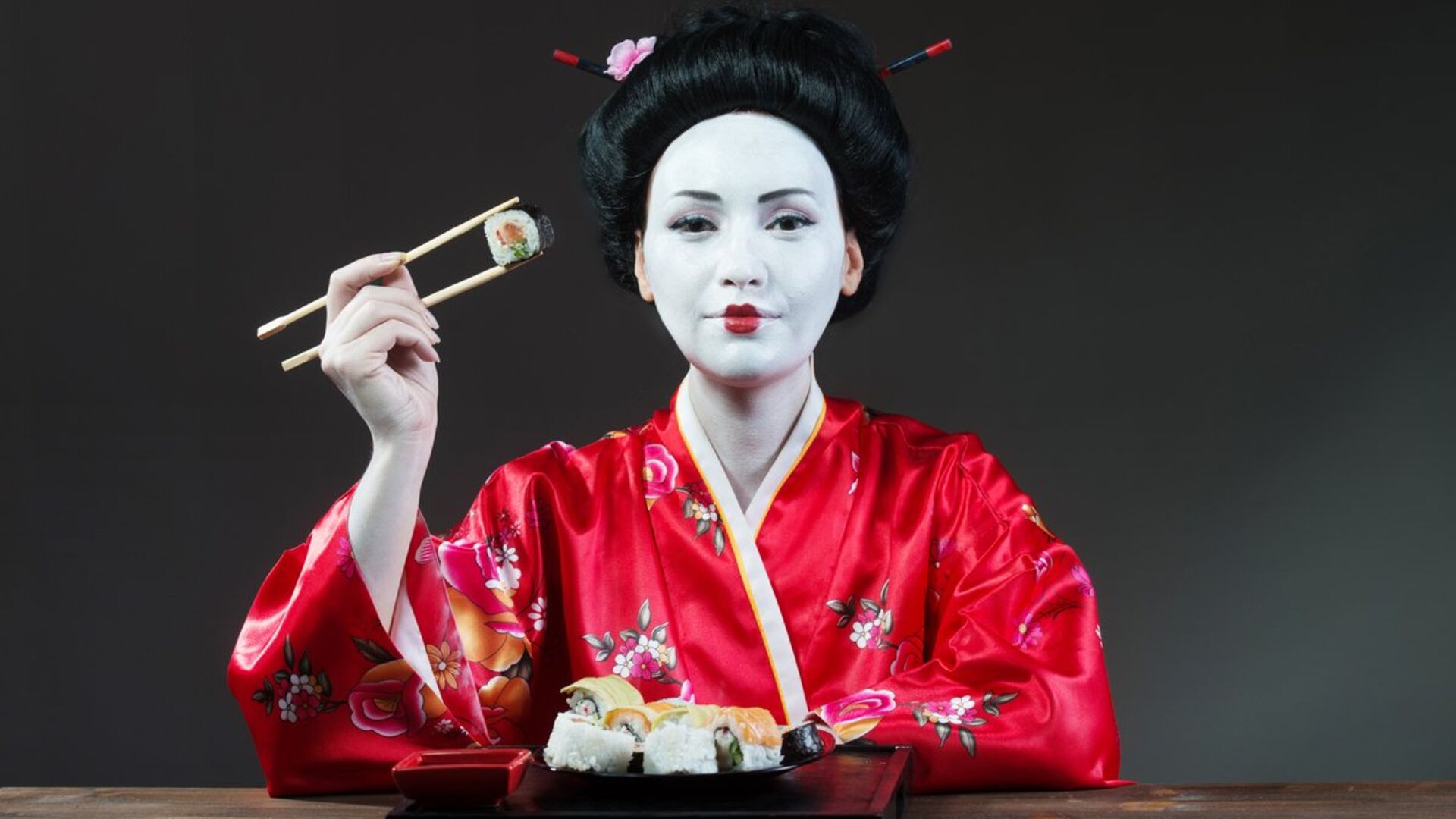 Японка в кимоно с сушами