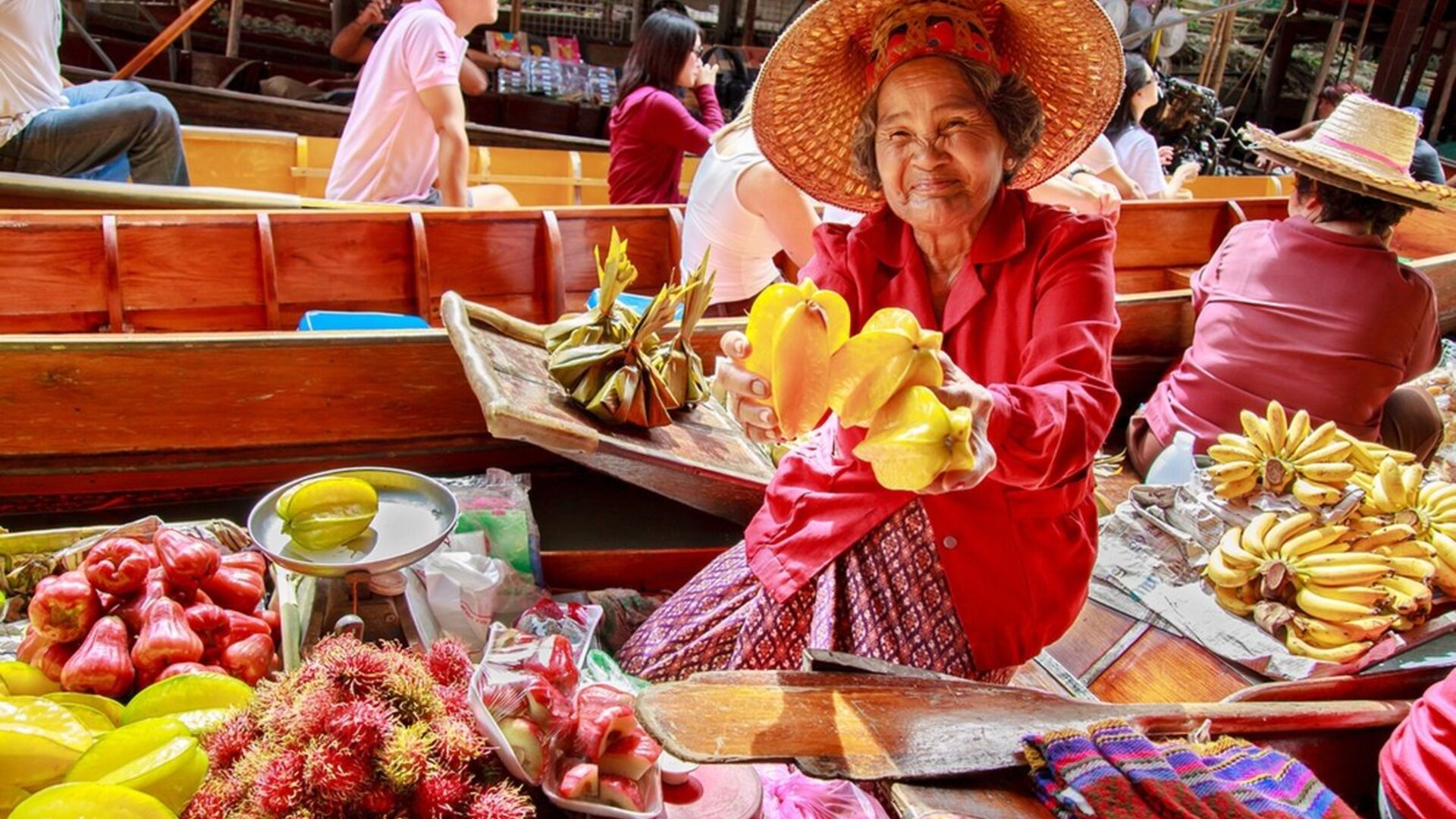 Фрукты в бангкоке. Плавучий рынок Дамноен Садуак. Дамноен Садуак Таиланд. Floating Market в Тайланде. Плавучий рынок Пхукет.