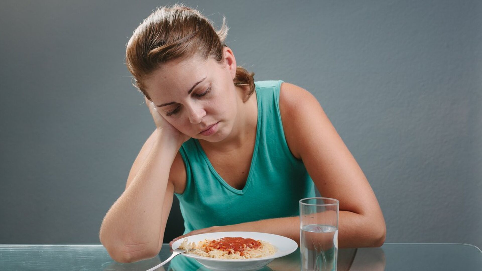 Сонливость после еды причины. Потеря аппетита. После еды. Плохой аппетит. Плохой аппетит женщина.