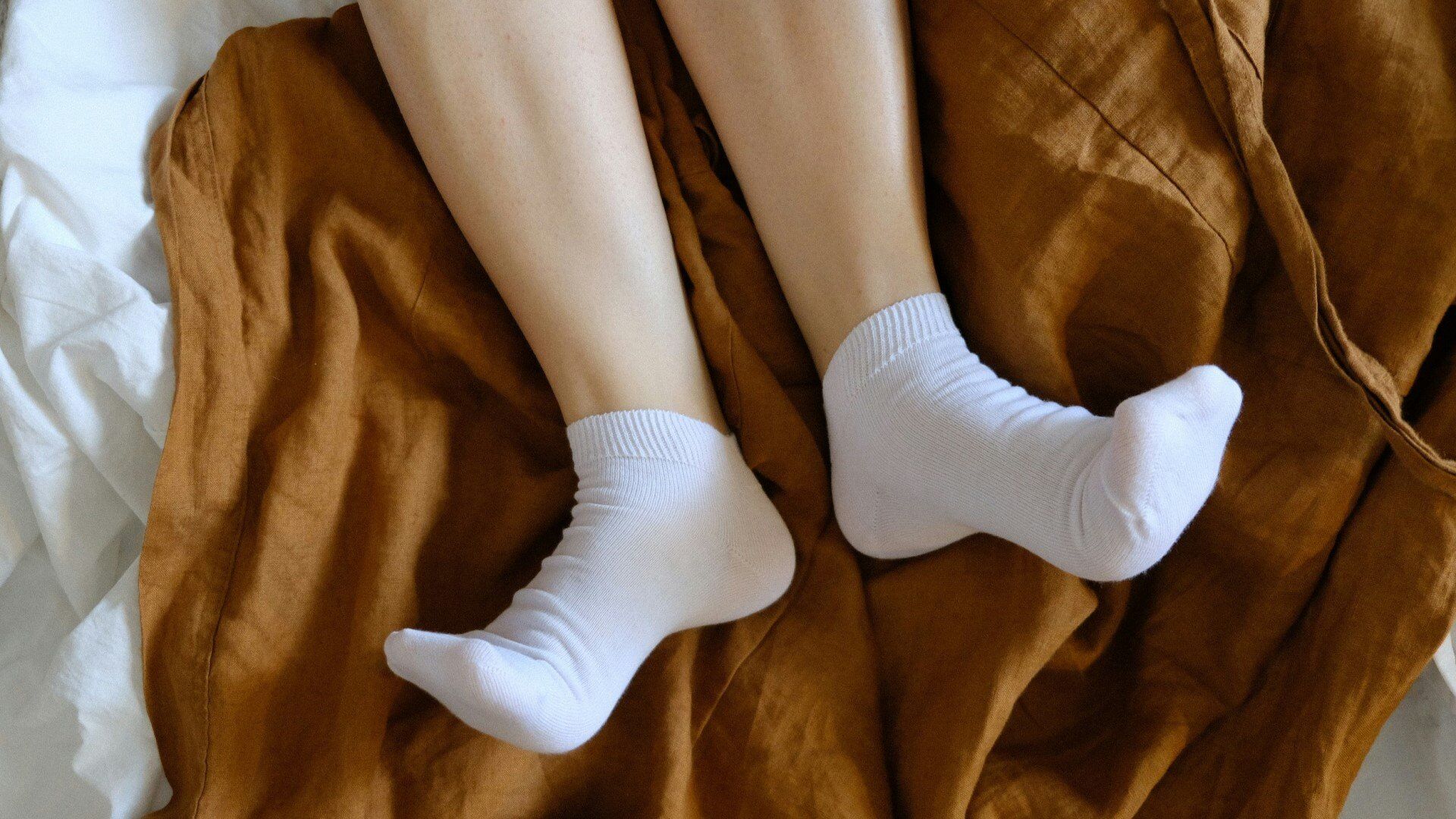 Девочки в белых носочках