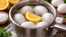 Вот зачем опытные хозяйки бросают в кастрюлю с яйцами дольку лимона: простая хитрость