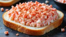 Крабовый больше не в чести: смешиваю палочки с сыром и делаю вкуснейшую намазку — ее сметают со стола