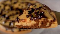 В составе этого нежного пирога нет ни муки, ни сахара: готовится на одной сковороде