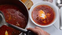 Добавьте масло и сахар: опытные хозяйки делятся секретами приготовления насыщенного борща