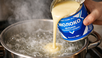 Лью сгущенку прямо в кипяток — получается случайная вкуснятина за копейки: ленивый рецепт