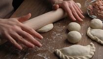 Нужна только водка и кипяток: раскрыт старинный секретный рецепт теста для чебуреков