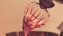 Не забрызгать стены при взбивании крема поможет простая хитрость: знают немногие