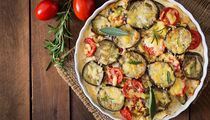 Очень легкая и аппетитная: обалденная горячая закуска из баклажанов для праздничного стола