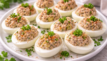 Закуска, которая покорит всех: фаршированные яйца с рыбной начинкой. Бюджетно, просто, эффектно — идеально для любого повода