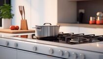 Без воды и «химии»: этот продукт мигом уберет жирные пятна с плиты