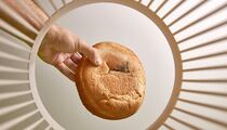 Станет ароматным и пышным «как из печи»: три простых способа спасти черствый хлеб