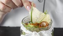 Салат из копченой курицы вмиг сметут со стола: попробуете — не оторветесь