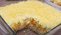Забудьте про печеночный торт: с этим слоеным салатом в три раза меньше заморочек