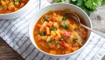 Забудьте про борщ и рассольник: диетолог назвала самый вкусный и полезный суп для пожилых людей