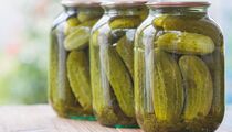 Хрустящие, соленые, ароматные: раскрыт старый бабушкин рецепт засолки огурцов на листьях смородины