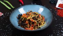 Этот мясной салат даст фору ресторанным блюдам: секрет в удачном сочетании продуктов