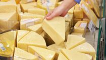 Раскрошится и потемнеет: как быстро отличить настоящий сыр от подделки