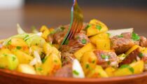 Мясо по этому рецепту получится в разы вкуснее шашлыка: готовится прямо на сковороде