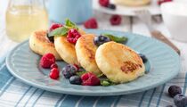 Ароматные, сладенькие, тают во рту: простые и вкусные сырники можно сделать даже в мультиварке