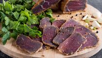 Дешевле и вкуснее, чем в магазине: как приготовить домашнее вяленое мясо всего за несколько шагов