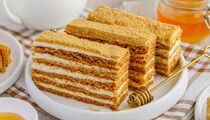 Ароматные коржи, нежный, тает во рту: такой простой «Медовик» сможет приготовить даже ваш муж