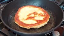 Подбродившему кефиру не место в раковине: приготовите из него вкуснейшие пышки