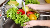 Кухня будет «кишеть» бактериями и химикатами: никогда не мойте эти продукты