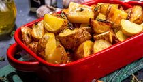 Нужен только уксус: запеченный картофель получится мягким и с румяной корочкой