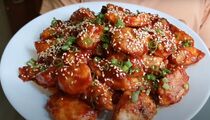 В разы вкуснее наггетсов и стрипсов: куриные канапе в остром соусе покорят с первого укуса