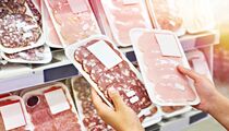 Вместо мяса — свиная кожа и антибиотики: эту колбасу не берите даже по акции