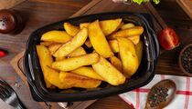 Вкуснее, чем в ресторанах фастфуда: идеальную картошку по-деревенски приготовите сами