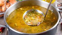 Такой вкусный рассольник вы еще не пробовали: опытные кулинары объяснили, как следует изменить суп