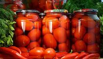 Запасаемся с осени: как закатать помидоры на зиму и не тратиться на магазинные