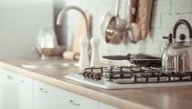 Этот дешевый раствор — находка для плиты: убирает нагар, липкий налет и жир