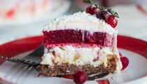 Этот торт без выпечки затмит ресторанные десерты: понадобятся сметана и кукурузные хлопья