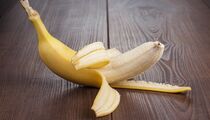 Ни за что не поверите! Вот зачем опытные хозяйки запекают курицу на банановой кожуре