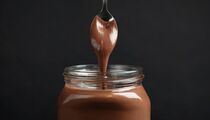 Можно даже худеющим: как приготовить полезную шоколадную сгущенку из творога и какао