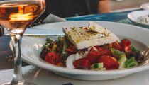Вот почему греческий салат получается невкусным: его портят эти три кулинарные ошибки