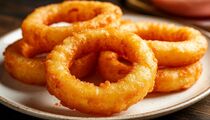 Покупать вкусняшки больше не придется - простой рецепт хрустящих луковых колец в кляре прямо здесь