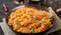 Всего одна ложка этого продукта сделает из тушеной капусты ресторанное блюдо
