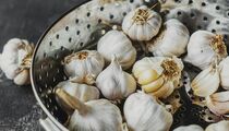 Без мыла и других средств: этот предмет мигом уберет запах чеснока с рук