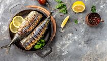 Гости будут в шоке: как сделать обычную скумбрию в разы вкуснее дорогущей форели