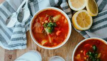 Зелень в супе больше не потускнеет: щепотка этого продукта сохранит цвет