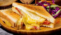 Вместо колбасы и сыра: горячие бутерброды с этой начинкой в разы вкуснее