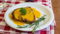Духовка не понадобится: приготовить сочное мясо по-французски можно на сковороде